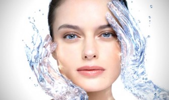 De ce insistă dermatologii pe importanța hidratatarii tenului?