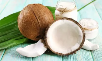 Uleiul de cocos – secretul împotriva îmbătrânirii pielii